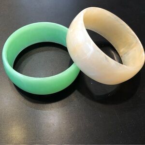 2 Vintage Retro Lucite Plastic Bangles Bracelets Green & Cream Marbled 1.5" wide